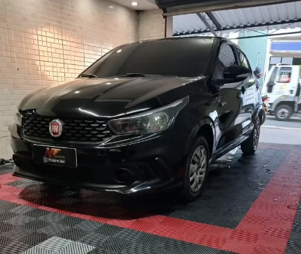 Fiat Argo preto com insulfilm nos vidros